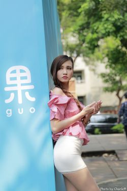 两只巨大的兔子蹦出来了